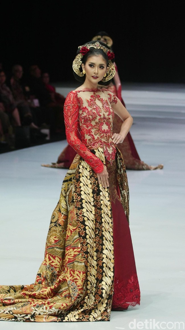 Desainer Anne Avantie memamerkan kebaya modern terbarunya di Indonesia Fashion Week 2018 dalam fashion show bertema Sekarayu Sriwedari’ yang digelar di Jakarta Convention Center, Senayan, Kamis [29/3/2018]. [Foto: Mohammad Abduh/Wolipop]