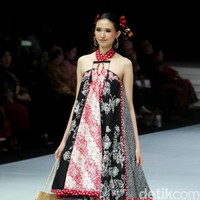 Desainer Anne Avantie memamerkan kebaya modern terbarunya di Indonesia Fashion Week 2018 dalam fashion show bertema Sekarayu Sriwedari’ yang digelar di Jakarta Convention Center, Senayan, Kamis [29/3/2018]. [Foto: Mohammad Abduh/Wolipop]