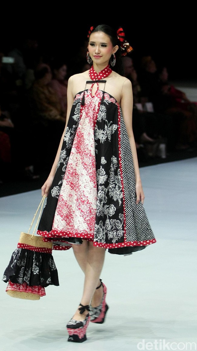 Desainer Anne Avantie memamerkan kebaya modern terbarunya di Indonesia Fashion Week 2018 dalam fashion show bertema Sekarayu Sriwedari’ yang digelar di Jakarta Convention Center, Senayan, Kamis [29/3/2018]. [Foto: Mohammad Abduh/Wolipop]