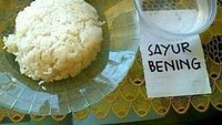 Kalau meme yang satu ini sudah sedih banget belum? Sepiring nasi dimakan bersama ayam bakar dan sayur bening. Tapi semua lauk dalam bentuk halusinasi. Ayamnya hanya sebuah gambar, sementara sayur beningnya cuma air putih yang ditaruh dalam mangkuk. Foto: Istimewa