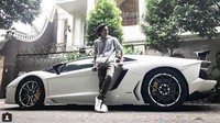 Ia pun juga beberapa kali menunjukan mobil mewahnya seperti Lamborghini. (Dok. Instagram/attahalilintar)