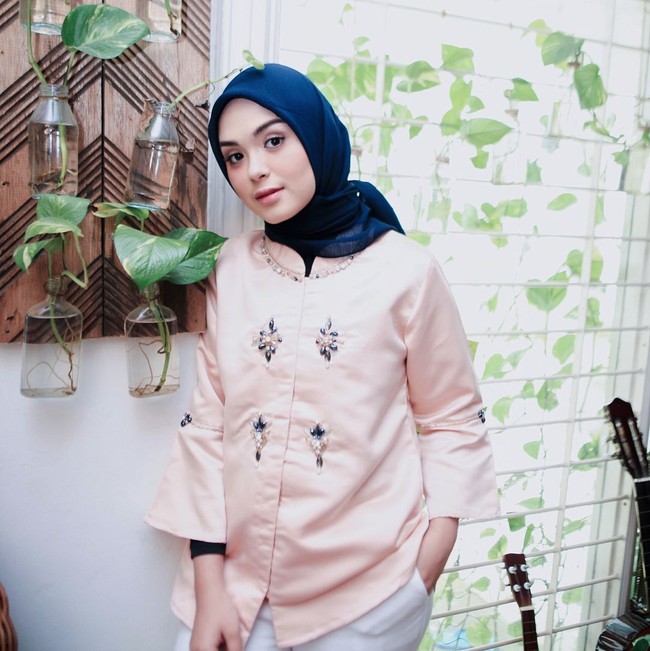 Wanita kelahiran 1996 ini juga pernah menjadi finalis Mamamia Show tahun 2010. Namun, namanya menjadi pembicaraan warganet setelah ia berpacaran lalu putus dengan Baim Wong di awal Januari lalu. Foto: Instagram Vebby Palwinta