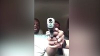 Seorang pria di Texas, AS, tertembak di kepala saat live Facebook di mobilnya. Pria bernama Devyn Holmes tertembak oleh rekan wanitanya, Cassandra Damper. Damper sempat melarikan diri namun kemudian ditangkap di sebuah SPBU di Houston. Damper sendiri masih berada di rumah sakit untuk upaya penyelamatan nyawanya. (Foto: Dok. Facebook via The Independent)