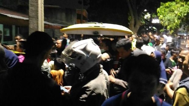 warga mengerumuni rumah korban