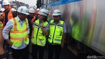 Sambil Jongkok, Menhub Cek Gerbong MRT