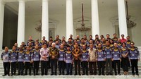 Para pengusaha bersama Presiden Jokowi, Menko Perekonomian Darmin Nasution, Menteri Perindustrian Airlangga Hartarto, dan Menteri Perdagangan Enggartiasto Lukita foto bersama di depan Istana Merdeka.