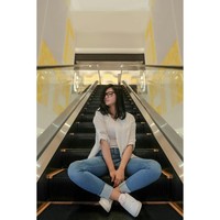 Gaya kasual Oza saat mengenakan jeans dan sneakers putih. Foto: Instagram