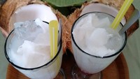 Yang nggak kalah enak ada es kelapa. Lembaran kelapa muda yang lembut dipadukan air gula. Paling pas diseruput saat cuaca terik. Yang ini es kelapa buatan rm_yuliana. Foto: Instagram rm_yuliana