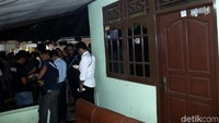 Polisi menyatakan korban di penyanderaan Pondok Labu, Jakarta Selatan, meninggal dunia. Korban yang diduga berusia 70 tahun itu tewas bersimbah darah.