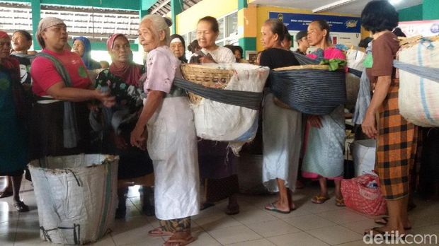 Buruh gendong ikut fashion show