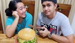Ini Gaya si Kece Ajun Perwira Saat Bakar Sate dan Makan Burger