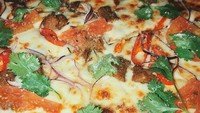 Sedang berada di restoran mewah di salah satu hotel di Jakarta. Marsha terlihat sedang mengunggah pizza dengan topping rendang dan lelehan keju. Foto: Instagram @aruanmarsha