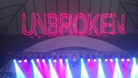 Teknik video mapping juga disuguhkan Iwa K di konser perayaan 25 tahun dirinya berkarya. Foto: Dyah Paramita Saraswati