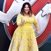 Berat badan rupanya juga menjadi penghalang bagi Melissa McCarthy mendapatkan gaun dambaannya untuk dipakai di Oscar beberapa tahun lalu. Aku tidak berhasil menemukan satu desainer pun yang mau memberikanku gaun. Ada enam desainer yang semuanya terkenal. Mereka semua menolak, ungkap bintang Ghostbuster itu kepada majalah Redbook. (Foto: Getty Images)