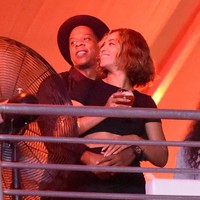 Jay Z terlihat mesra dengan Beyonce saat menghadiri konser America Music Festival 2014. Foto: Getty Images