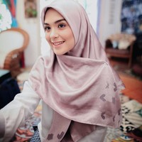 Banyak netizen berkomentar penampilannya yang sekarang semakin anggun dan cantik. Vebby pun semakin rajin mengunggah kesehariannya di Instagram pribadinya. Foto: Instagram Vebby Palwinta