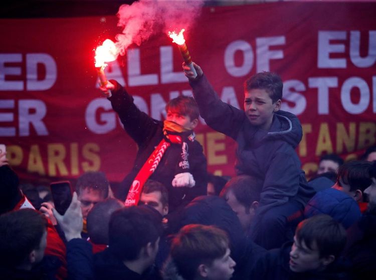 Teror Anfield untuk City: Botol Melayang, Flare Menyala