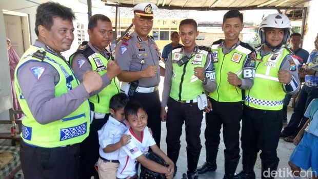 Restu berfoto bersama polisi dengan motor mini nya