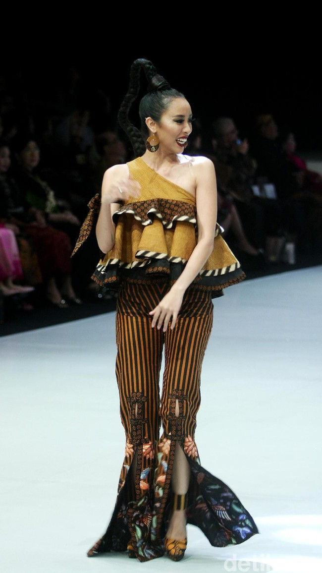 Desainer Anne Avantie memamerkan kebaya modern terbarunya di Indonesia Fashion Week 2018 dalam fashion show bertema Sekarayu Sriwedari’ yang digelar di Jakarta Convention Center, Senayan, Kamis [29/3/2018]. [Foto: Mohammad Abduh/Wolipop]
