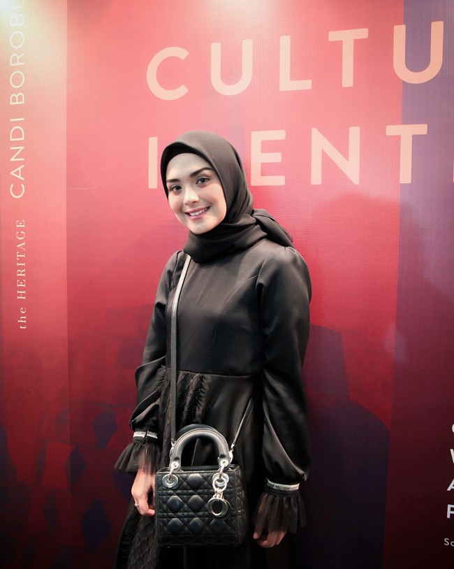 Saat menghadiri Indonesia Fashion Week 2018 lalu, ia memakai busana dari label fahion miliknya sendiri. Meski belum rilis, Vebby Palwinta sudah mulai mempromosikan bisnisnya itu. Foto: Instagram Vebby Palwinta