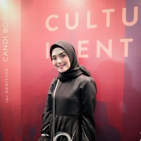 Saat menghadiri Indonesia Fashion Week 2018 lalu, ia memakai busana dari label fahion miliknya sendiri. Meski belum rilis, Vebby Palwinta sudah mulai mempromosikan bisnisnya itu. Foto: Instagram Vebby Palwinta