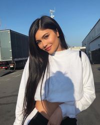 2 Bulan Setelah Melahirkan, Kylie Jenner Kembali Pakai Crop Top