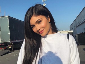 Tidur saat Diajak Jalan-jalan, Putri Kylie Jenner Bikin Gemas