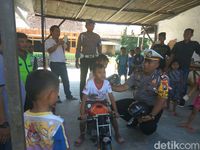 Polisi Kawal Bocah Yang Naik Motor Mini Di Jalanan