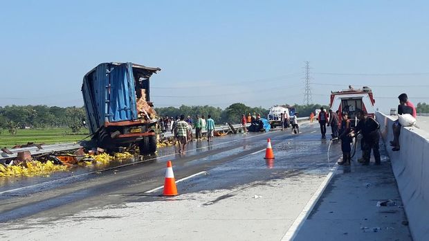 Ini Kronologi Bus Pariwisata Tabrak Tronton Minyak di Tol Ngawi