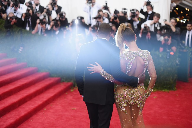 Arrived in style! Begini gaya romantis Beyonce dan Jay Z di karpet merah hajatan mode terakbar MET GALA 2015. Foto: Getty Images