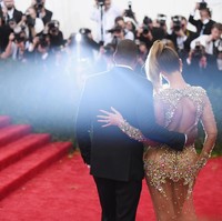 Arrived in style! Begini gaya romantis Beyonce dan Jay Z di karpet merah hajatan mode terakbar MET GALA 2015. Foto: Getty Images