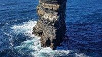 Sementara itu, para peneliti menganggap Dun Briste terpisah dari daratan di tahun 1393 akibat peristiwa alam mungkin seperti gempa bumi. Tebing itu bergeser hingga ke tengah lautan dan tetap kokoh menjulang tingi sampai sekarang (Downpatrick Head/Instagram)