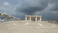 Sejumlah gedung evakuasi tsunami dibangun di Aceh pascatsunami dashyat yang menewaskan ratusan ribu orang pada 2004 silam. Salah satunya gedung shelter tsunami setinggi 18 meter. Lantai paling bawah terbuka begitu saja. Sementara di lantai dua gedung tersedia dapur dan toilet. Di lantai tiga, kondisinya hampir sama dengan lantai dua. Sementara di lantai terakhir, terdapat helipad untuk evakuasi korban. Di lantai paling atas dibiarkan terbuka. (Foto: Agus Setiadi/detikcom)