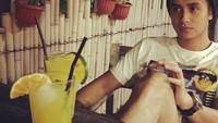 Duh,  gayanya macho banget. Padahal mau minum segelas jus jeruk. Eh tapi ia terlihat sedang melamun, mikirin apa ya kira-kira? Foto: Instagram @ajunperwira