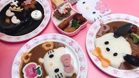 Sedang ada di Sanrio Puroland, Marsha memesan beragam sajian  curry rice dengan aneka bentuk karakter lucu. Kamu suka yang mana? Foto: Instagram @aruanmarsha