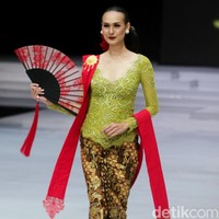 Desainer Anne Avantie memamerkan kebaya modern terbarunya di Indonesia Fashion Week 2018 dalam fashion show bertema Sekarayu Sriwedari’ yang digelar di Jakarta Convention Center, Senayan, Kamis [29/3/2018]. [Foto: Mohammad Abduh/Wolipop]
