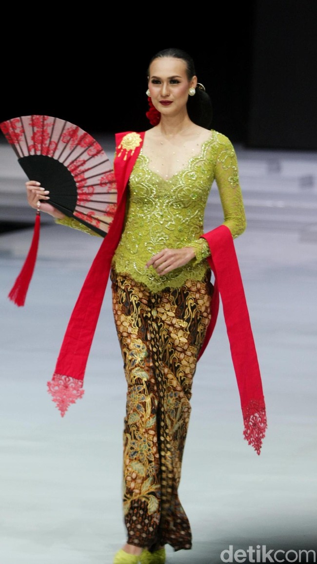 Desainer Anne Avantie memamerkan kebaya modern terbarunya di Indonesia Fashion Week 2018 dalam fashion show bertema Sekarayu Sriwedari’ yang digelar di Jakarta Convention Center, Senayan, Kamis [29/3/2018]. [Foto: Mohammad Abduh/Wolipop]