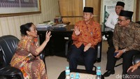 Berbalut busana motif batik, Sukmawati menjelaskan tujuannya datang ke kantor MUI untuk meminta maaf soal puisinya yang menyinggung umat Muslim.  
