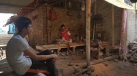 Bagi warga Banten, desa ini memang tempat kelahiran perajin dan pengukir golok. Ciri khas produksi di Kampung Seuat Jaya adalah golok Sulangkar. Dibuat dengan bahan besi jenis sulangkar, seperti besi pada delman dan besi ranjang tua.