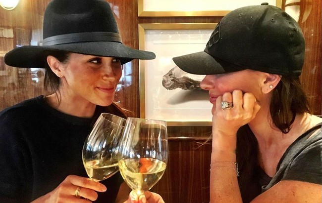 Dalam buku Katie Nicholl, Harry: Life, Loss, and Love, dijelaskan bahwa Meghan dan Pangeran Harry mengungsi ke rumah Jessica dan Ben. Jessica sangat menerima kehadian sahabat dan pacar barunya saat itu. Begitu juga dengan sang suami yang langsung cepat akrab dengan Pangeran Harry. Foto: Instagram