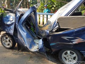 Bangkai Mobil Polisi yang Ringsek Tertimpa Beringin Sukabumi