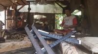 Setiap golok dijual Rp 15-20 ribu per buah. Bahan baku yang ia gunakan adalah besi bekas, misalkan dari per mobil atau jenis baja lain. Puluhan golok ini ia jual kepada para perajin dan pengukir golok di desanya.