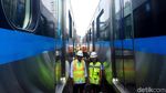 Sambil Jongkok, Menhub Cek Gerbong MRT