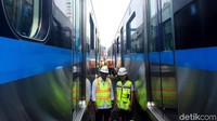 Menhub Budi Karya Sumadi mengecek gerbong kereta MRT.