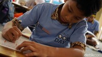 Anak-anak mengikuti lomba mewarnai.