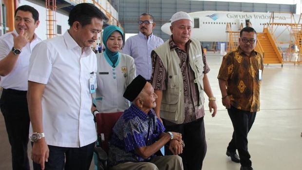 Nyak Sandang saat diajak berkeliling di fasilitas perawatan pesawat Garuda Indonesia Group