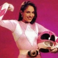 Saat itu, di usia 21 tahun, aku mau mengumpulkan lebih banyak uang, tapi kami (para pemain Power Rangers) dibayar terlalu rendah dari standar. Aku bahkan beberapa kali nyaris tewas karena adegan laga berbujet rendah yang kami lakukan, kata Amy, seperti dikutip dari Stanton Daily. Foto: Istimewa