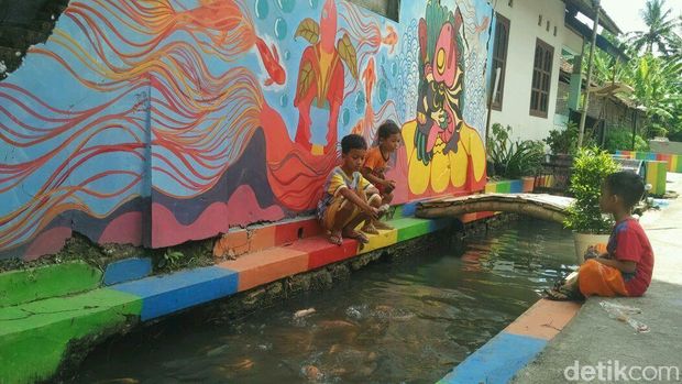Jadi tempat nongkrong favorit anak-anak setempat. 