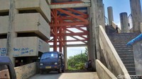 Di lantai dasar, gedung ini biasa digunakan untuk parkir kendaraan pribadi dan angkutan umum Pandeglang. Salah seorang sopir angkot, Sukardi (45) mengatakan semenjak gedung ini jadi, para sopir angkot sering memarkirkan di lobi gedung.
