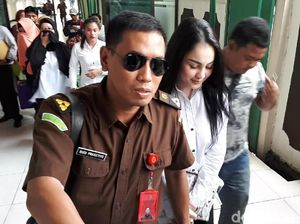 Penampilan Jennifer Dunn Saat Tiba di PN Jaksel